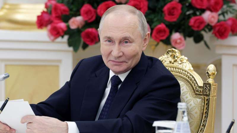 К прямой линии Путина поступило уже более 300 тысяч обращений